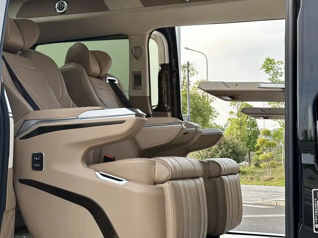 Mercedes-Benz V-Class 2020 — фото 10
