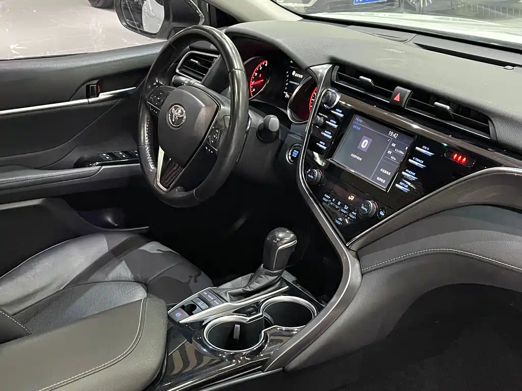 Toyota Camry 2019 — фото 5