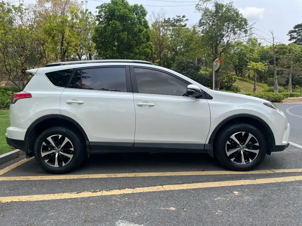 Toyota RAV4 2017 — фото 4