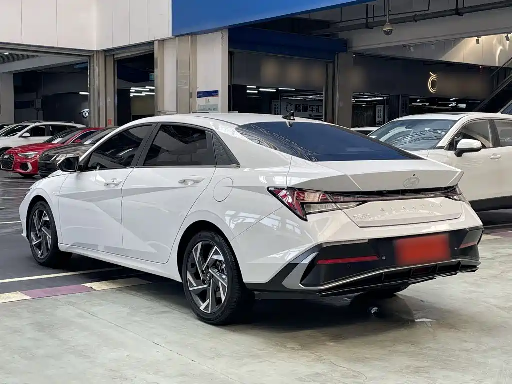 Hyundai Elantra 2024 — фото 11