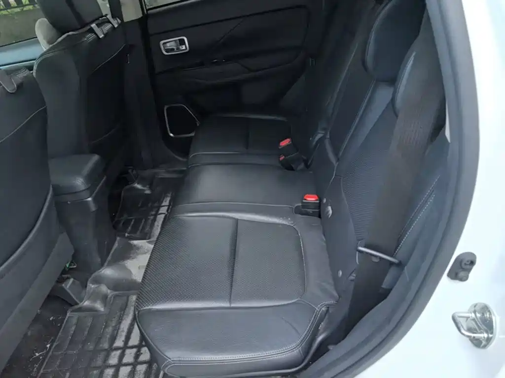 Mitsubishi Outlander 2017 — фото 17