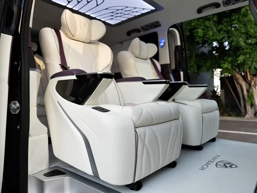 Mercedes-Benz V-Class 2024 — фото 11