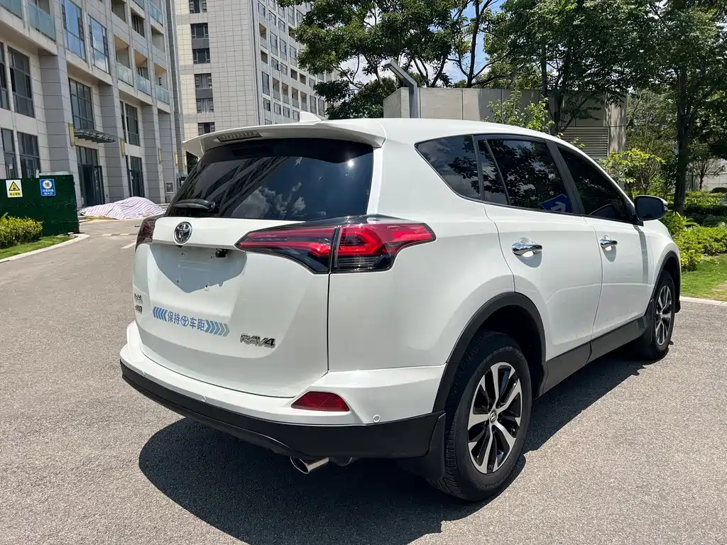 Toyota RAV4 2019 — фото 15