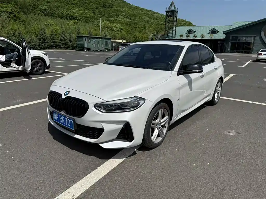 BMW 1 Series 2022 — фото 1