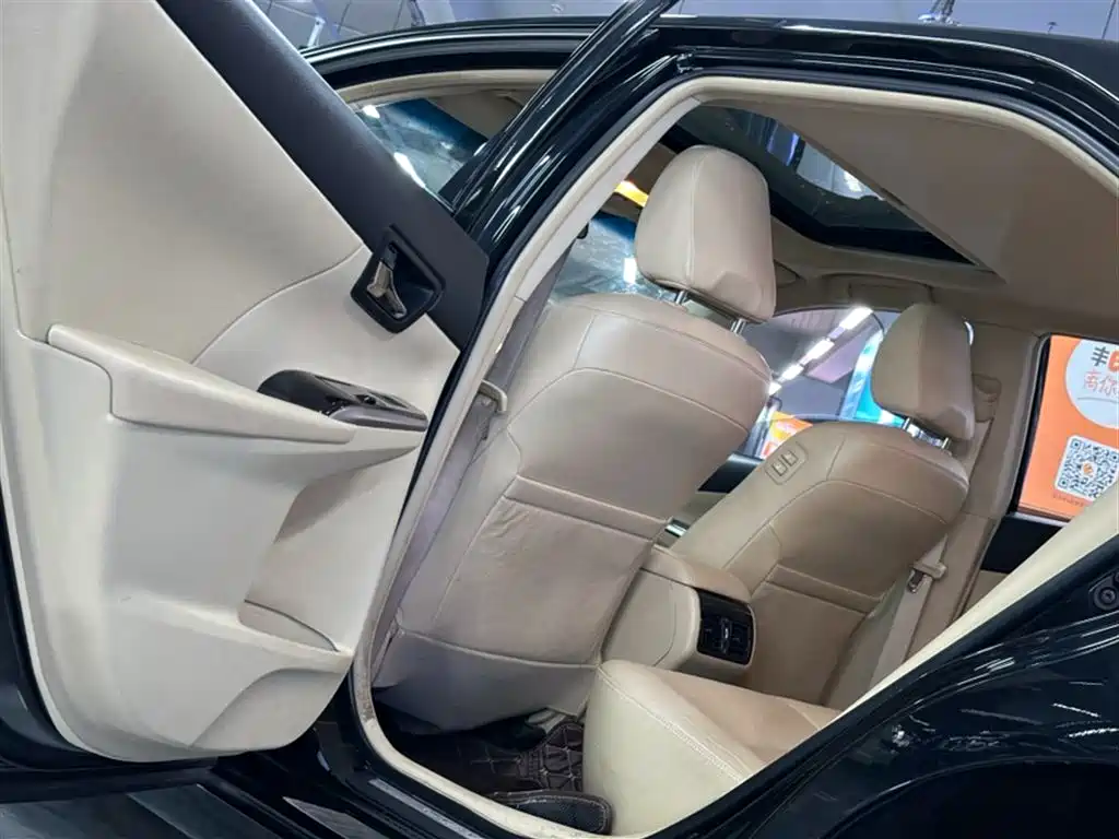 Toyota Camry 2017 — фото 12