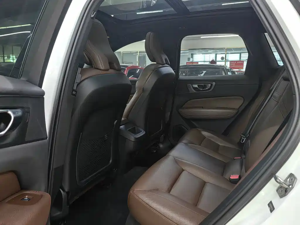 Volvo XC60 2020 — фото 10