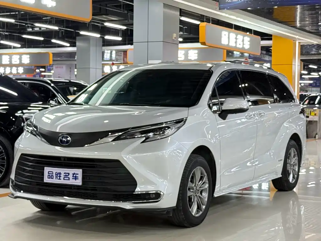 Toyota Sienna 2024 — фото 1