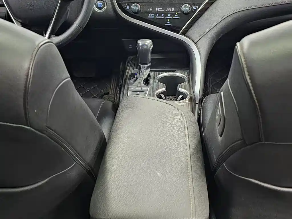 Toyota Camry 2019 — фото 11