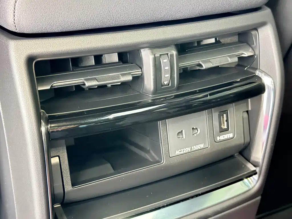 Toyota Alphard 2023 — фото 19