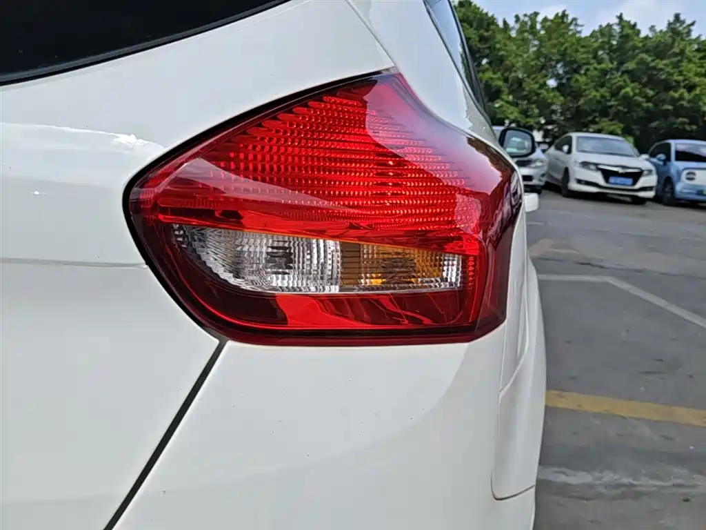 Ford Focus 2021 — фото 8