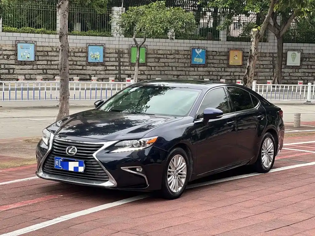 Lexus ES 2017 — фото 1