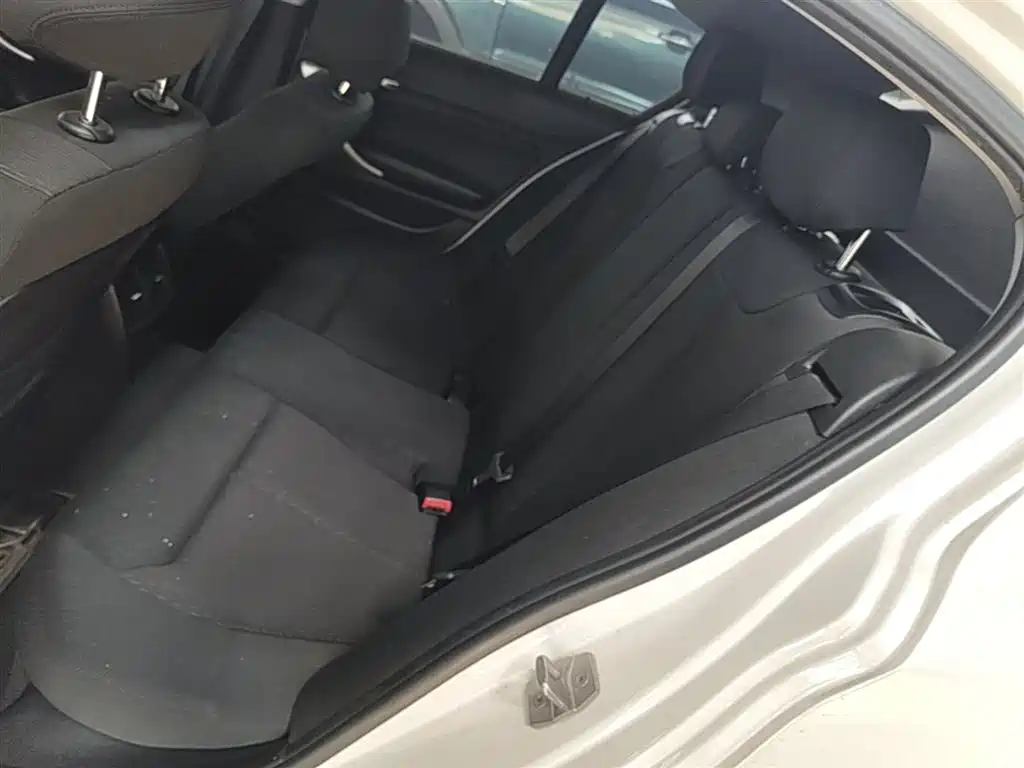 BMW 1 Series 2018 — фото 17