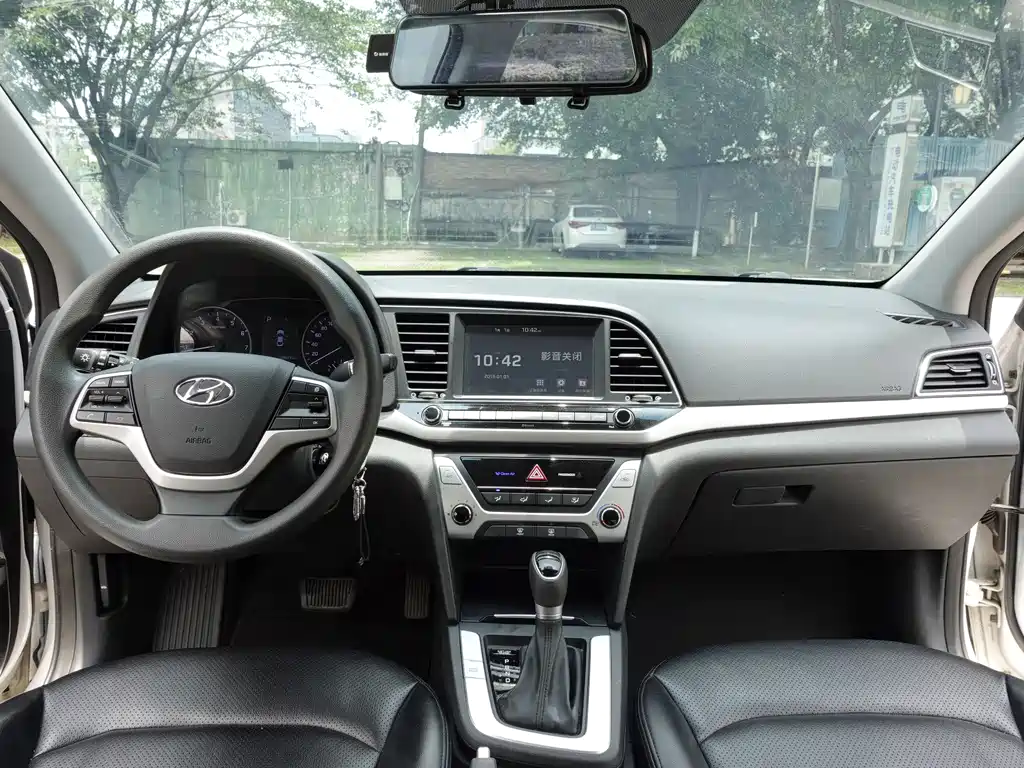 Hyundai Elantra 2017 — фото 9