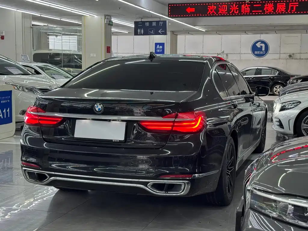 BMW 7 Series 2016 — фото 11