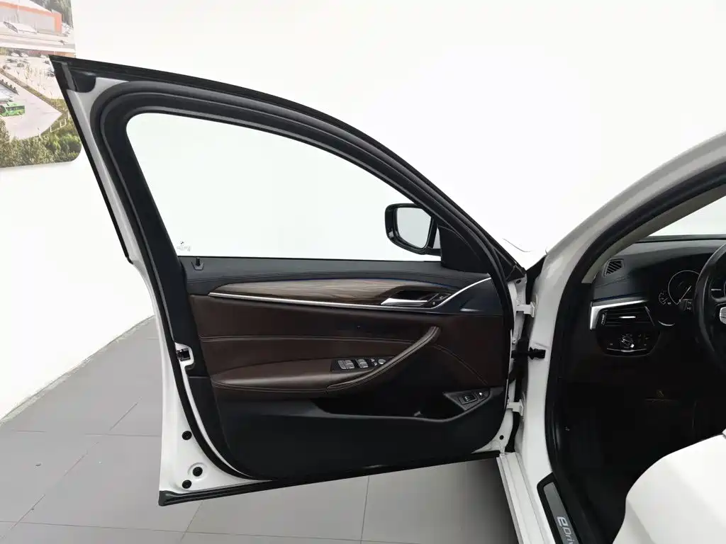BMW 5 Series New Energy 2019 — фото 8