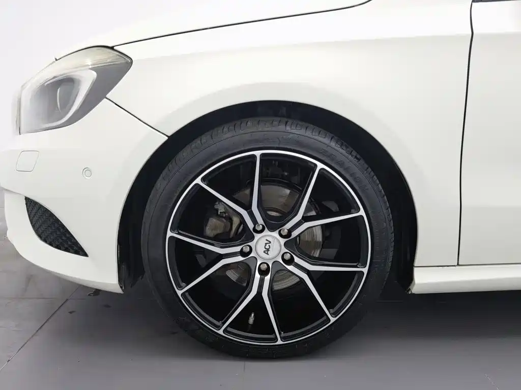 Mercedes-Benz A-Class 2015 — фото 17