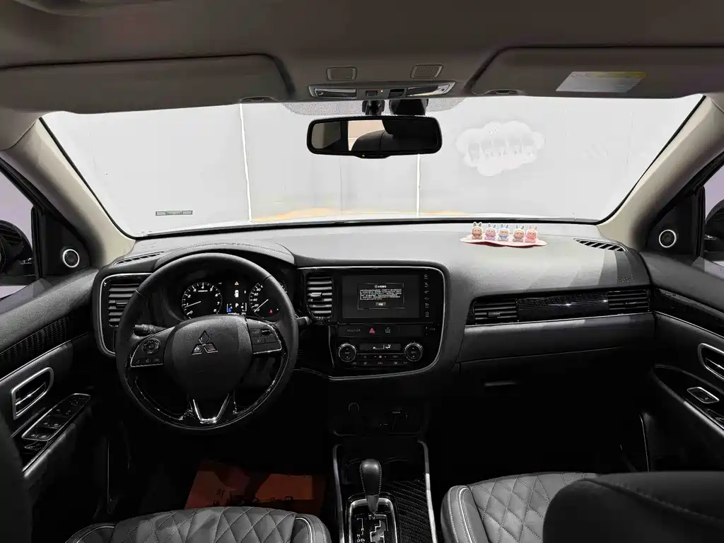 Mitsubishi Outlander 2023 — фото 10