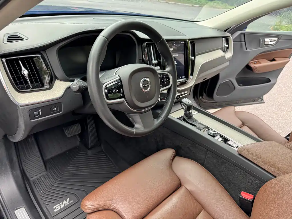 Volvo XC60 2018 — фото 10