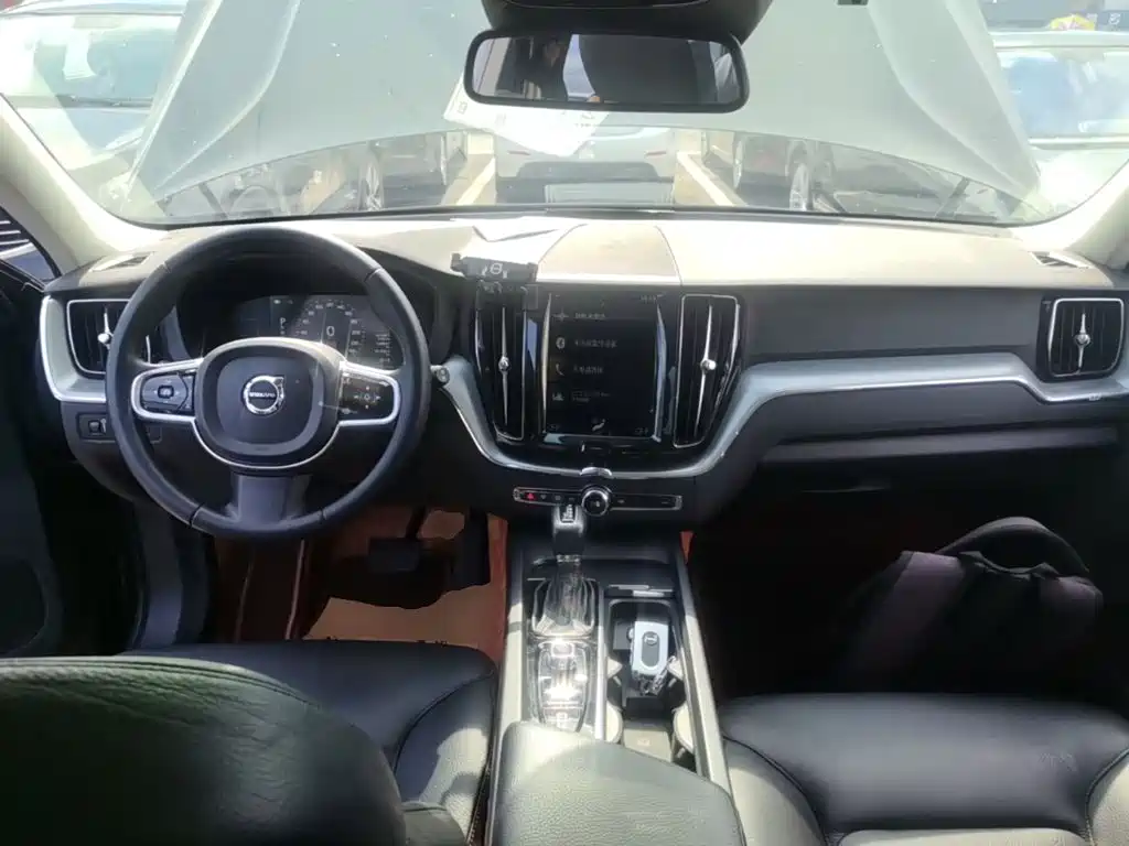 Volvo XC60 2018 — фото 10