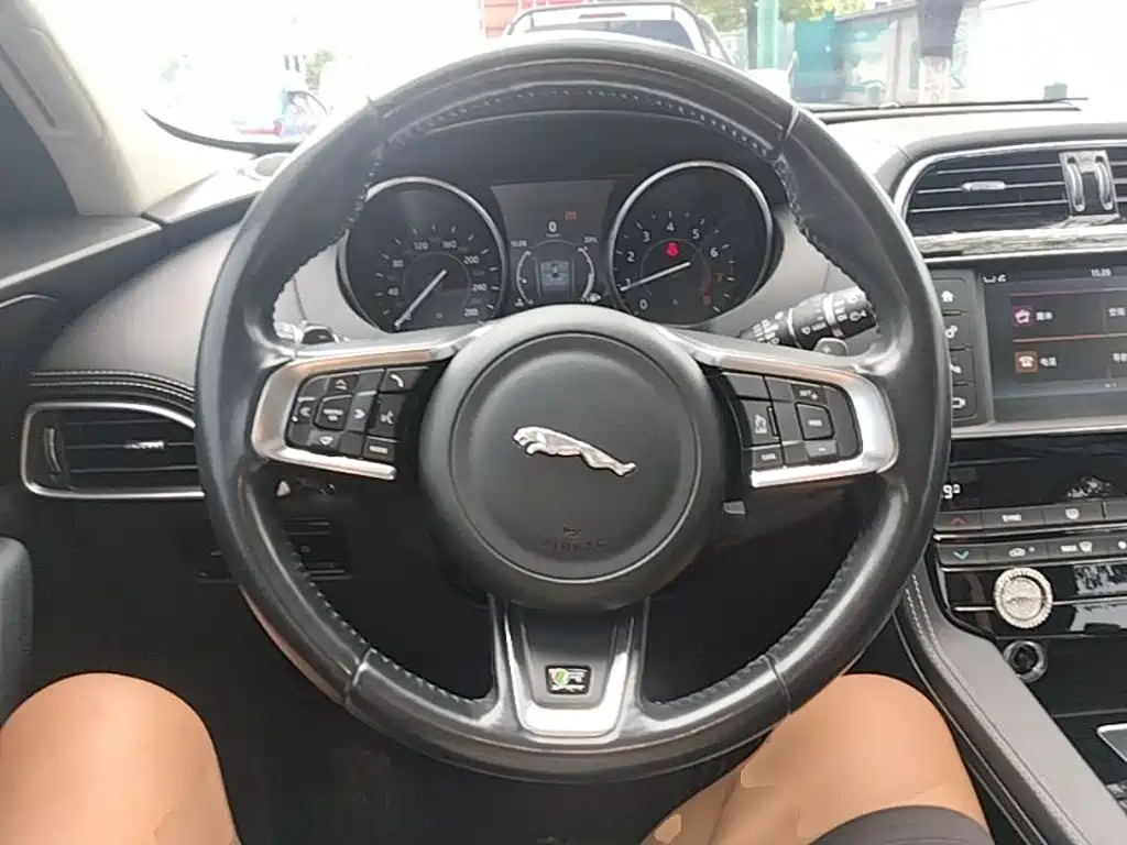 Jaguar F-PACE 2017 — фото 11