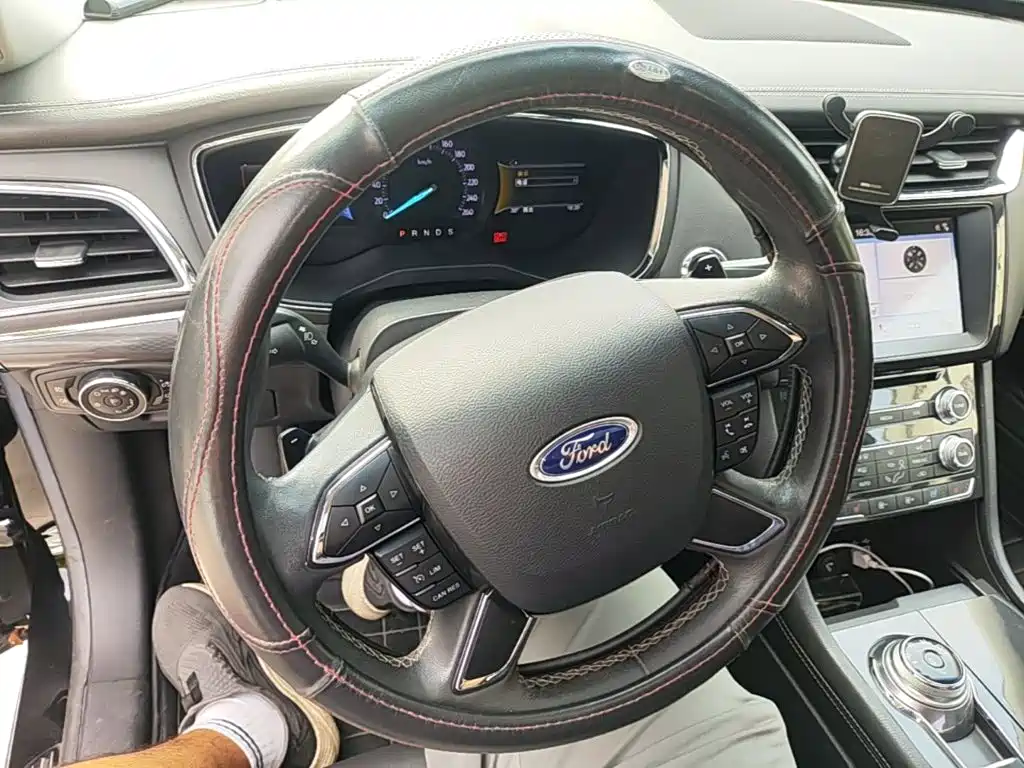 Ford Taurus 2018 — фото 11