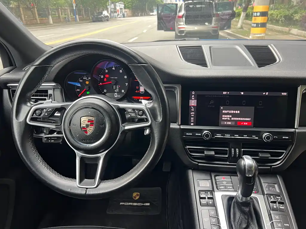 Porsche Macan 2018 — фото 27