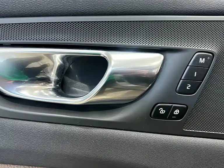 Volvo XC60 2022 — фото 13