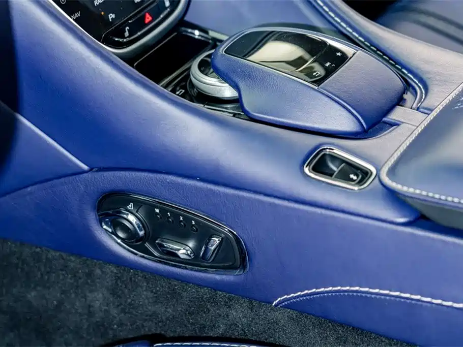 Aston Martin DB11 2019 — фото 15