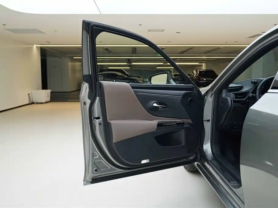 Lexus ES 2023 — фото 17