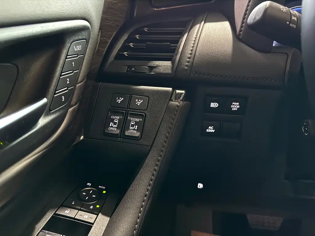 Toyota Alphard 2024 — фото 17