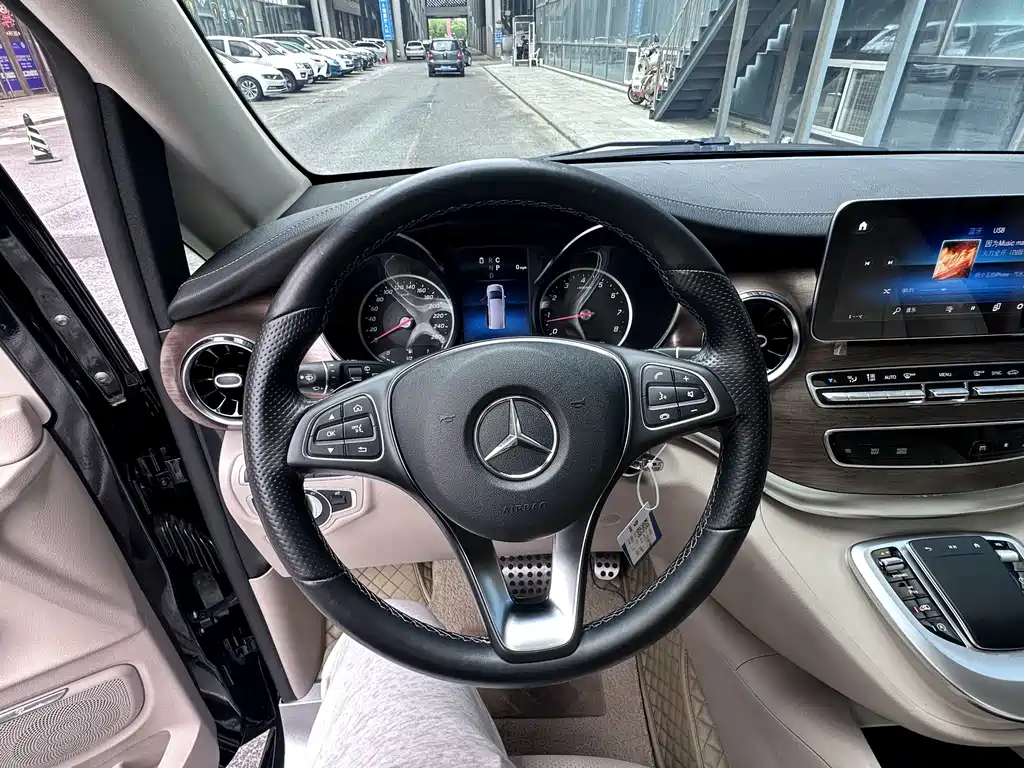 Mercedes-Benz V-Class 2022 — фото 14