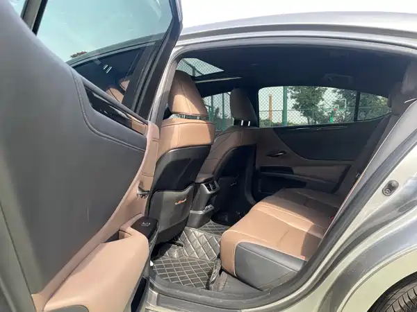 Lexus ES 2022