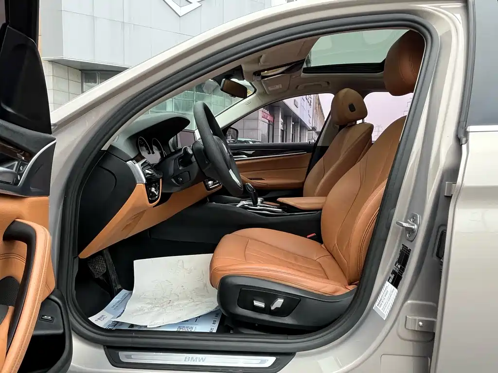 BMW 5 Series 2018 — фото 13
