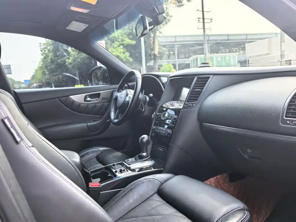 Infiniti QX70 2016 — фото 10