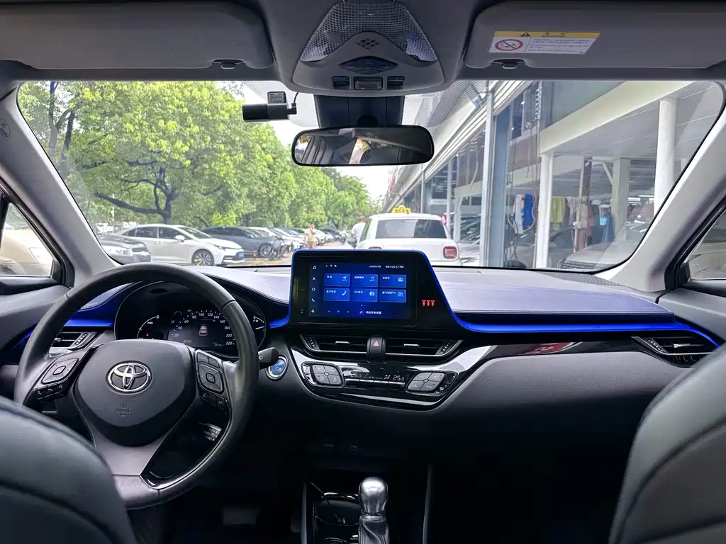 Toyota C-HR 2023 — фото 16