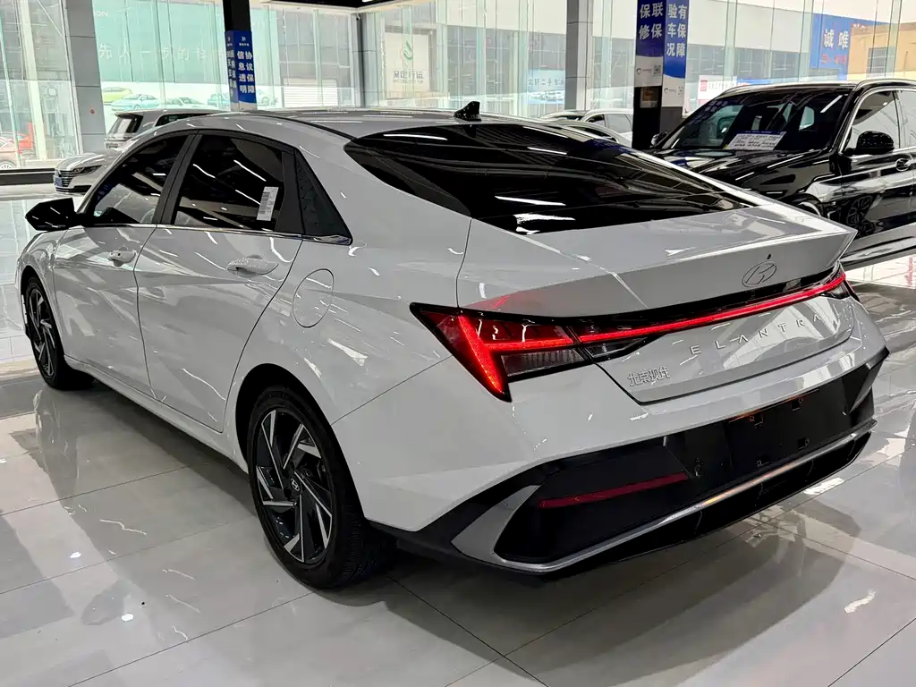Hyundai Elantra 2023 — фото 10
