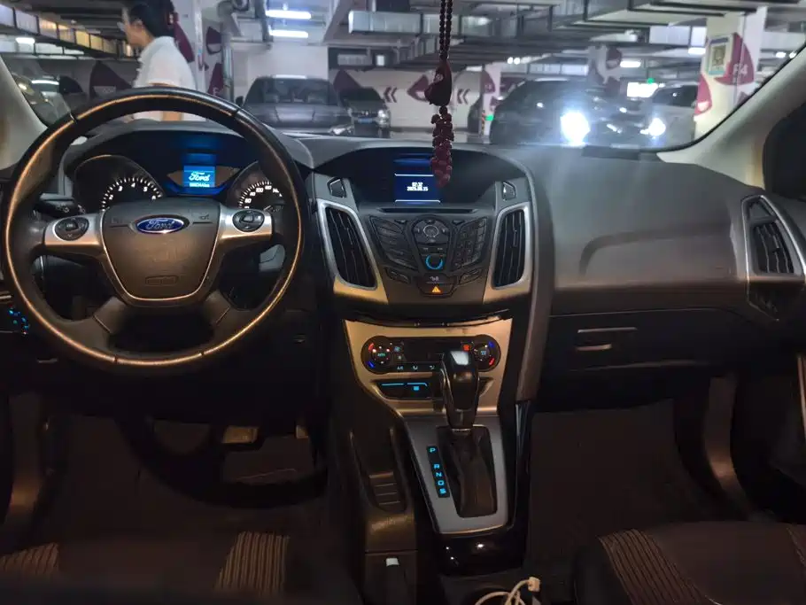 Ford Focus 2014 — фото 12