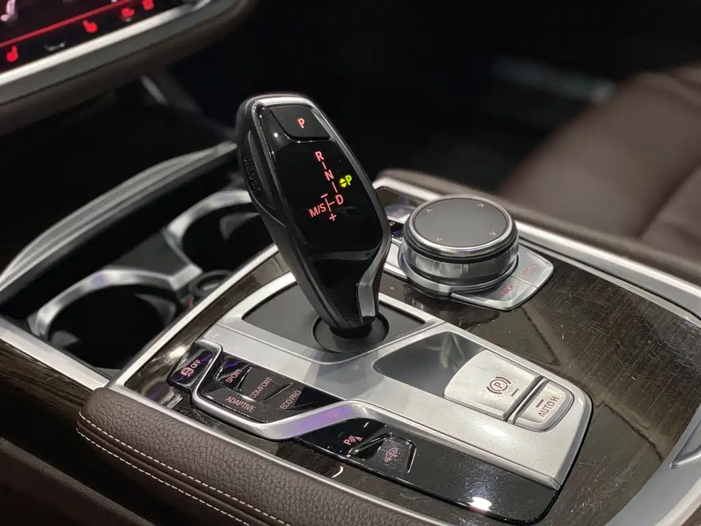 BMW 7 Series 2017 — фото 10