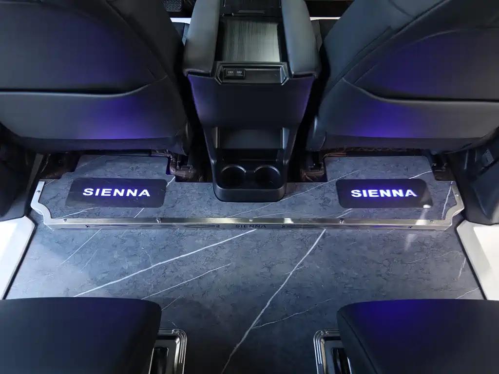 Toyota Sienna 2024 — фото 17