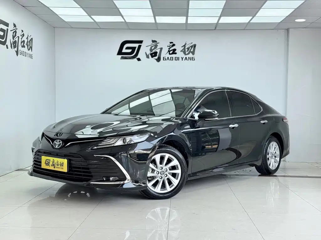 Toyota Camry 2023 — фото 1