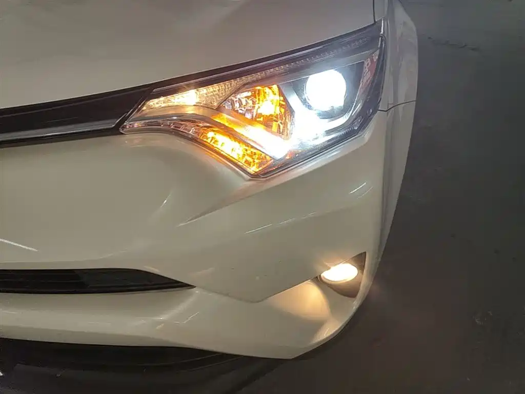 Toyota RAV4 2019 — фото 24