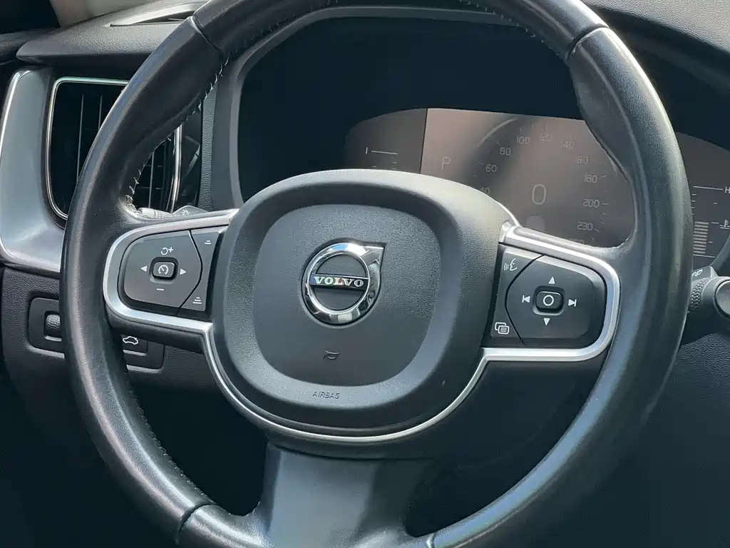 Volvo XC60 2019 — фото 11