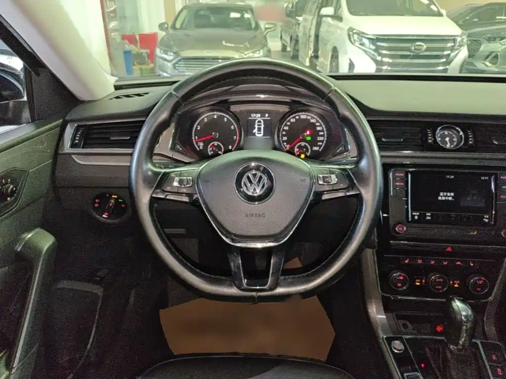Volkswagen Passat 2017 — фото 11
