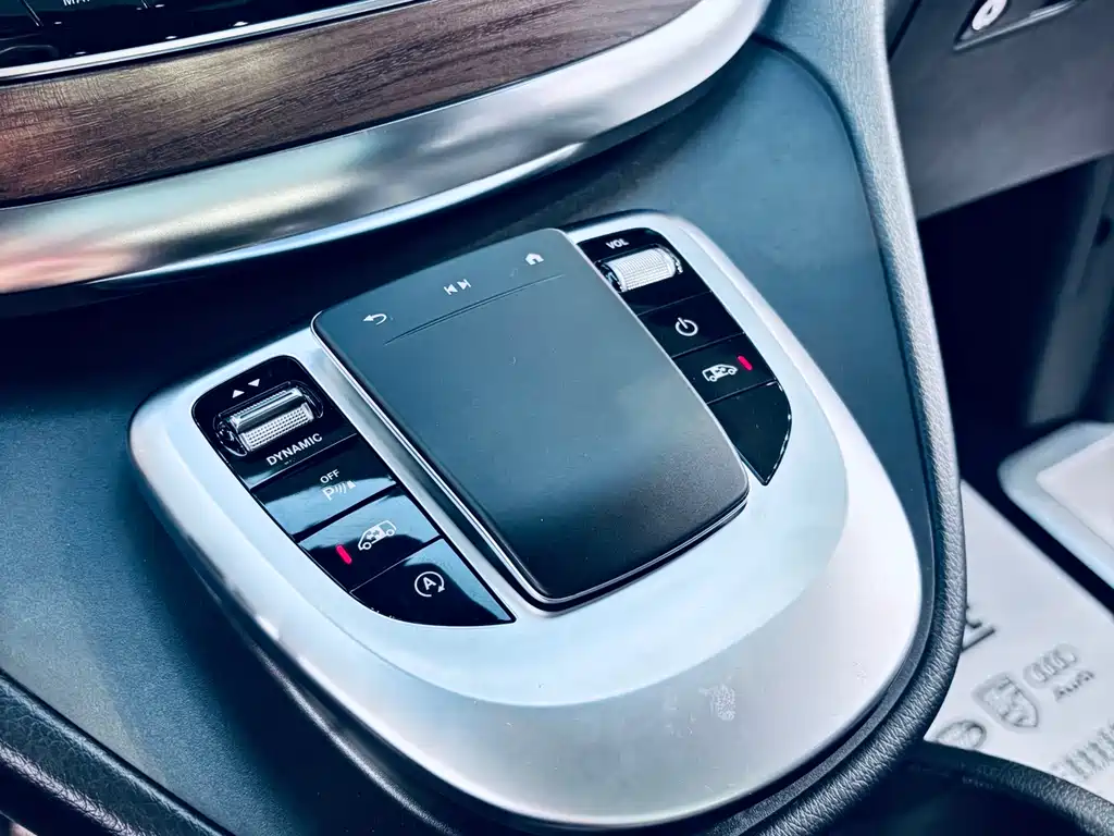 Mercedes-Benz V-Class 2022 — фото 10