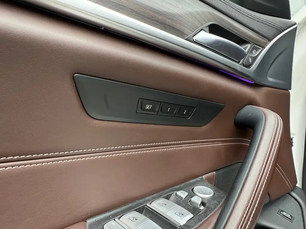 BMW 5 Series 2019 — фото 11