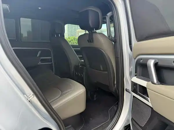 Land Rover Defender 2023