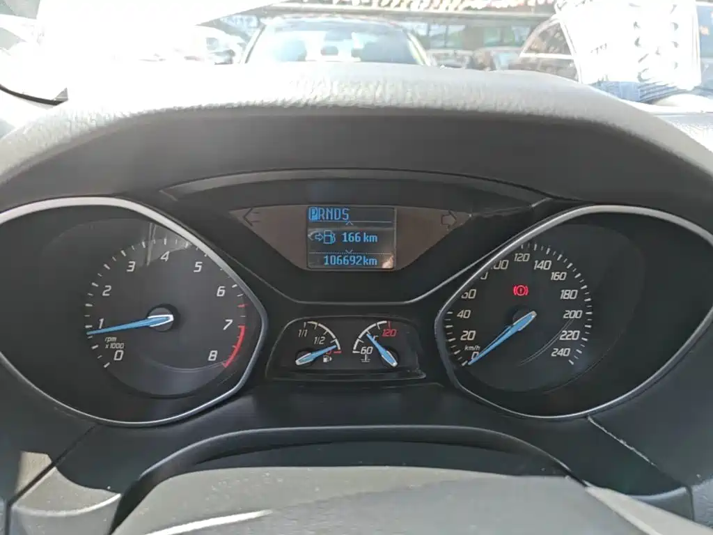 Ford Focus 2015 — фото 12