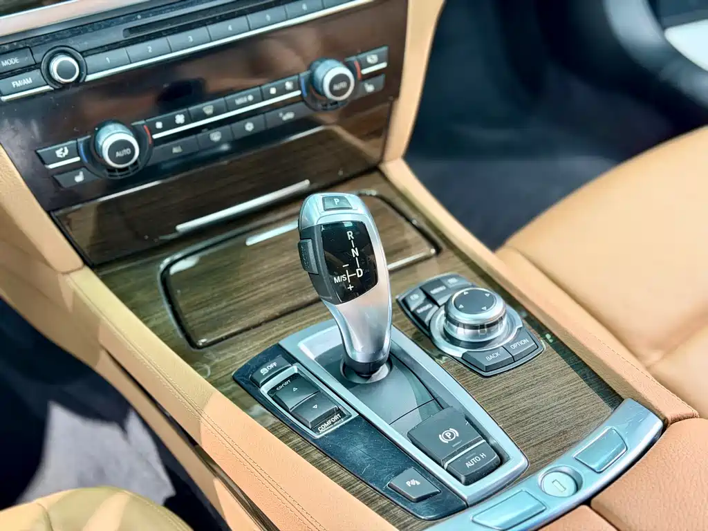 BMW 7 Series 2012 — фото 11