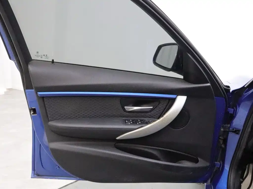 BMW 3 Series 2018 — фото 10