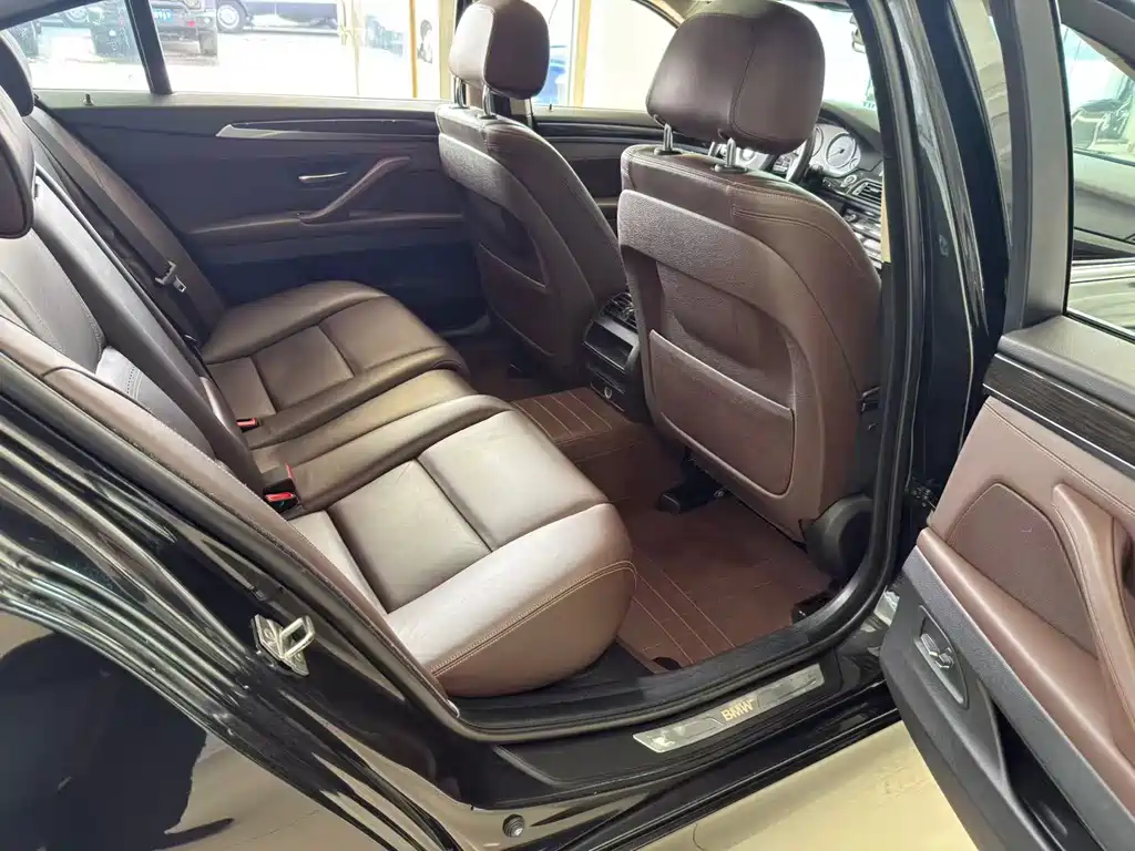 BMW 5 Series 2018 — фото 13